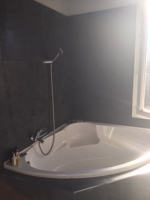 Baignoire angle moderne - Villa Abricotta Salles de bains location Toulouse