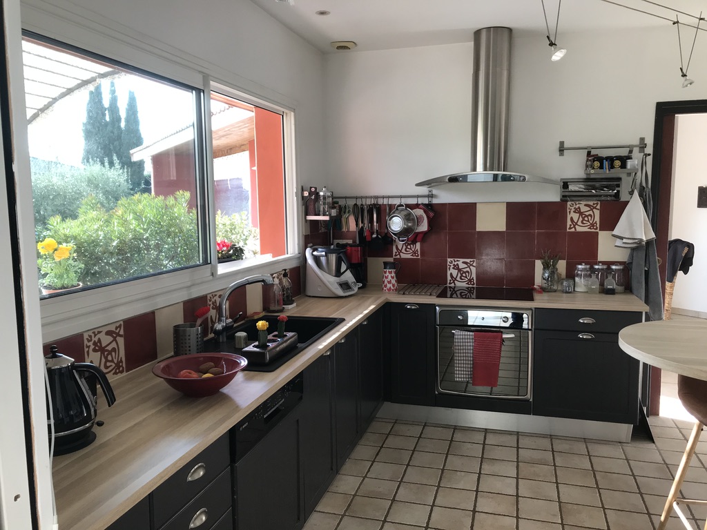 Cuisine moderne avec fenêtre - Villa Abricotta Espaces de vie location Toulouse