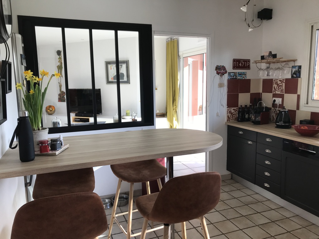 Cuisine moderne avec passe plat - Villa Abricotta Espaces de vie location Toulouse