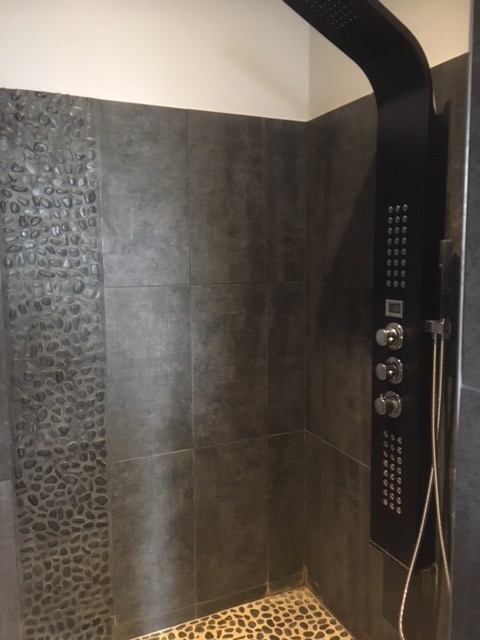 Douche moderne gris pierre - Villa Abricotta Salles de bains location Toulouse