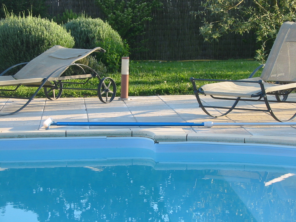 Piscine terrasse chaises longues - Villa Abricotta Espaces extérieurs location Toulouse