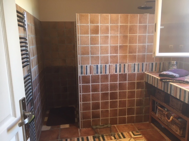 Salle de bain carrelée - Villa Abricotta Salles de bains location Toulouse