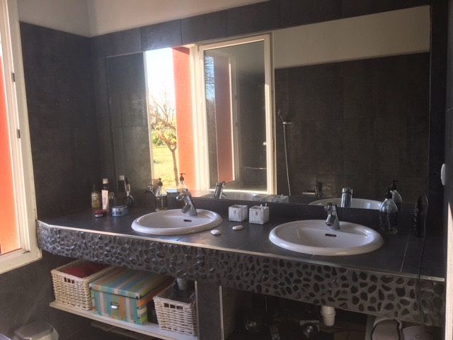 Salle de bain moderne lavabos - Villa Abricotta Salles de bains location Toulouse