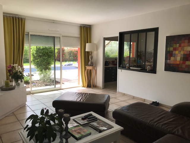 Salon lumineux baies vitrées - Villa Abricotta Espaces de vie location Toulouse